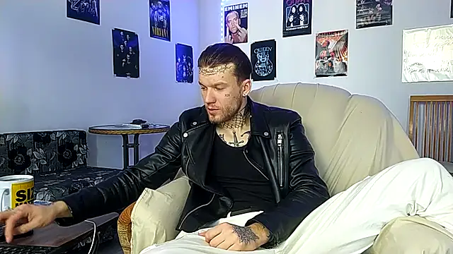 Snapshot of Huntall77 chatting on January 16, 2026, 7:45 am Huntall77 online show from January 16, 2026, 7:45 am