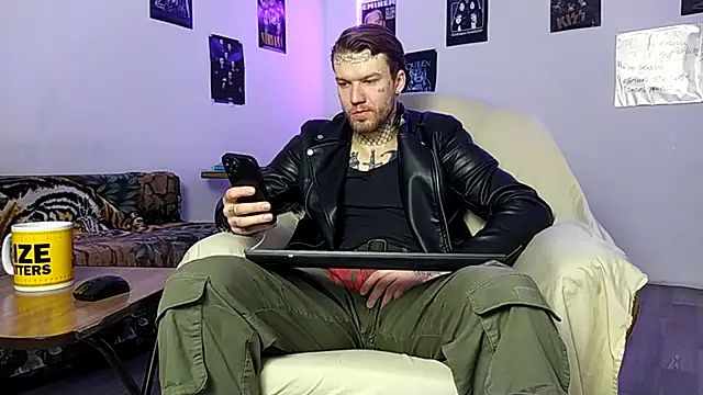 Snapshot of Huntall77 chatting on February 19, 2026, 4:31 am Huntall77 online show from February 19, 2026, 4:31 am