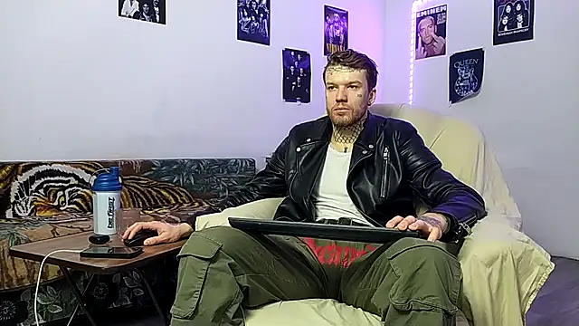 Snapshot of Huntall77 chatting on February 16, 2026, 4:55 am Huntall77 online show from February 16, 2026, 4:55 am