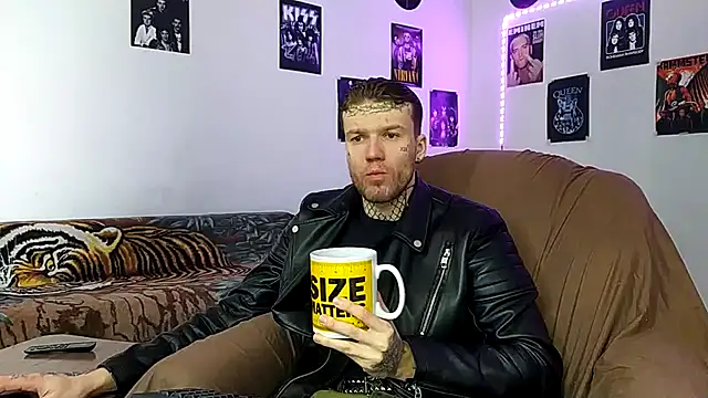 Snapshot of Huntall77 chatting on January 10, 2026, 6:42 am Huntall77 online show from January 10, 2026, 6:42 am