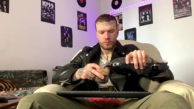 Snapshot of Huntall77 chatting on February 24, 2026, 11:00 am Huntall77 online show from February 24, 2026, 11:00 am