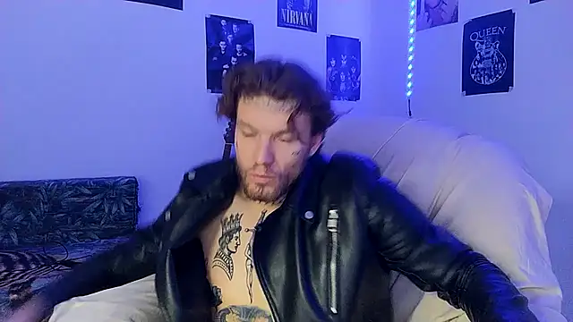 Snapshot of Huntall77 chatting on December 18, 2025, 8:01 pm Huntall77 online show from December 18, 2025, 8:01 pm