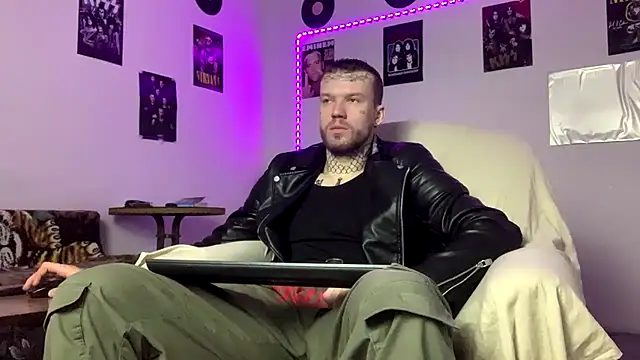 Snapshot of Huntall77 chatting on February 28, 2026, 5:01 pm Huntall77 online show from February 28, 2026, 5:01 pm