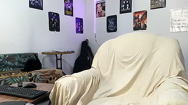 Snapshot of Huntall77 chatting on January 7, 2026, 10:42 am Huntall77 online show from January 7, 2026, 10:42 am