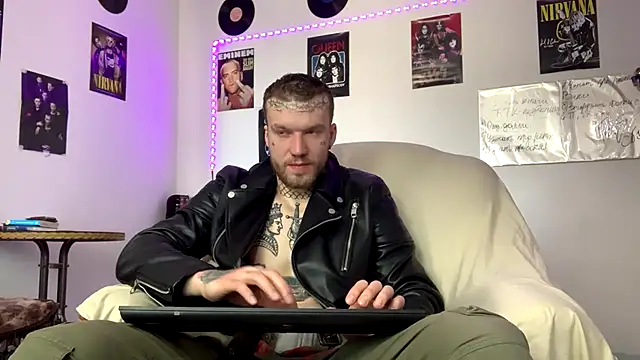 Snapshot of Huntall77 chatting on February 26, 2026, 6:24 am Huntall77 online show from February 26, 2026, 6:24 am