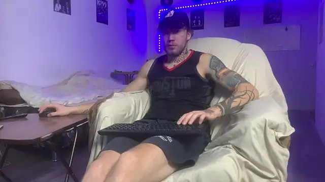 Snapshot of Huntall77 chatting on December 15, 2025, 4:29 am Huntall77 online show from December 15, 2025, 4:29 am