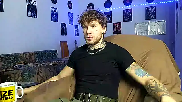 Snapshot of Huntall77 chatting on December 17, 2025, 2:27 am Huntall77 online show from December 17, 2025, 2:27 am