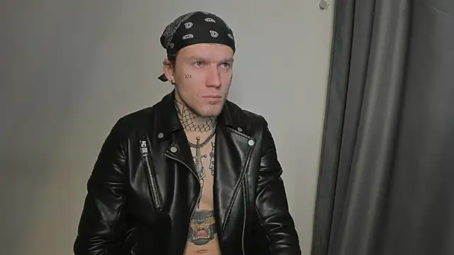 Snapshot of Huntall77 chatting on November 17, 2025, 4:33 pm Huntall77 online show from November 17, 2025, 4:33 pm