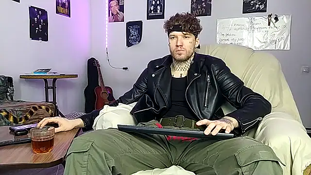 Snapshot of Huntall77 chatting on February 14, 2026, 5:29 am Huntall77 online show from February 14, 2026, 5:29 am