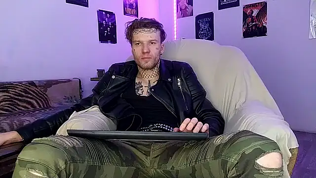 Snapshot of Huntall77 chatting on January 5, 2026, 5:27 pm Huntall77 online show from January 5, 2026, 5:27 pm