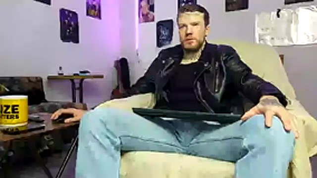 Snapshot of Huntall77 chatting on February 2, 2026, 5:17 am Huntall77 online show from February 2, 2026, 5:17 am