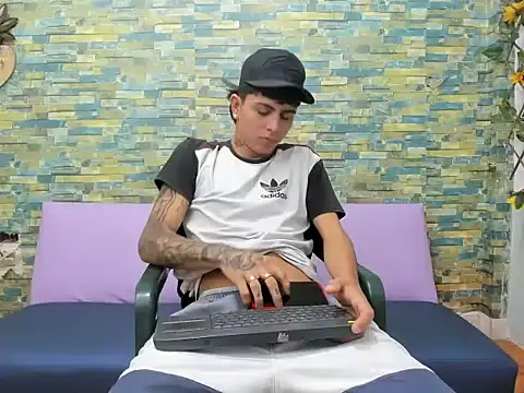 naughty boy Maicoll online show from November 23, 2025, 1:21 pm