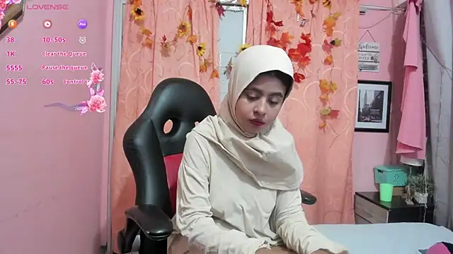 NaylaAbadi online show from November 21, 2025, 12:37 pm