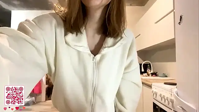 GeralynChiszar online show from November 27, 2025, 8:20 pm