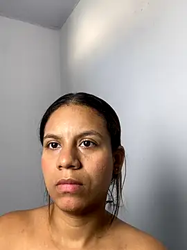 lineichun1708 online show from November 19, 2025, 7:25 pm