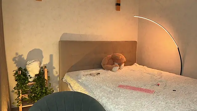 Miss MiaMi online show from December 20, 2025, 1:19 am