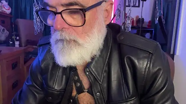 Snapshot of LeatherSdaddy chatting on November 27, 2025, 8:20 pm LeatherSdaddy online show from November 27, 2025, 8:20 pm