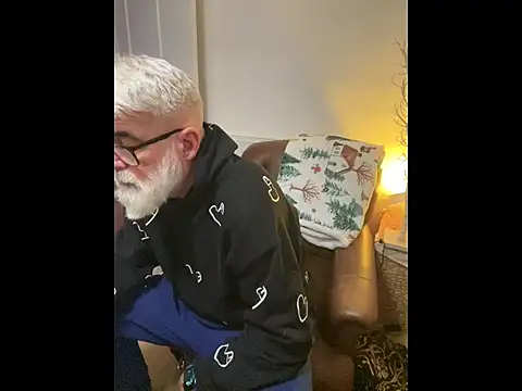 Snapshot of LeatherSdaddy chatting on January 5, 2026, 5:38 pm LeatherSdaddy online show from January 5, 2026, 5:38 pm