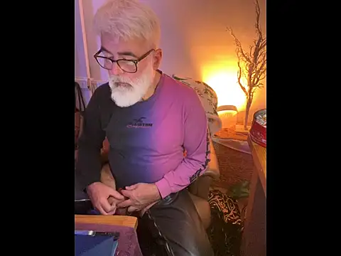 Snapshot of LeatherSdaddy chatting on January 6, 2026, 5:50 pm LeatherSdaddy online show from January 6, 2026, 5:50 pm