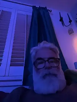 Snapshot of LeatherSdaddy chatting on December 19, 2025, 4:42 pm LeatherSdaddy online show from December 19, 2025, 4:42 pm