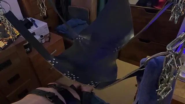 Snapshot of LeatherSdaddy chatting on November 26, 2025, 5:57 pm LeatherSdaddy online show from November 26, 2025, 5:57 pm