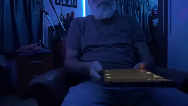 Snapshot of LeatherSdaddy chatting on April 4, 2026, 11:44 pm LeatherSdaddy online show from April 4, 2026, 11:44 pm