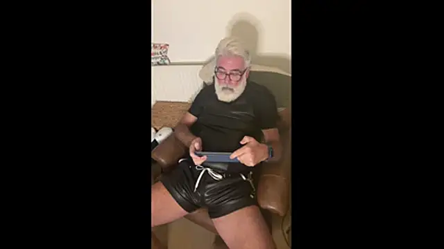 Snapshot of LeatherSdaddy chatting on December 1, 2025, 7:04 pm LeatherSdaddy online show from December 1, 2025, 7:04 pm