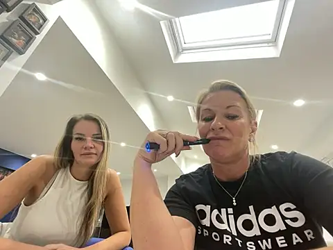 Snapshot of Cutebrowneyes_ chatting on November 12, 2025, 12:53 pm Cutebrowneyes online show from November 12, 2025, 12:53 pm