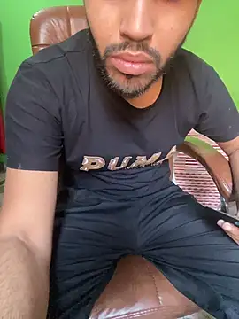 hotyyyyjonny online show from May 18, 2026, 4:07 am