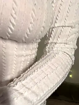 Snapshot of yoyogirlx chatting on December 21, 2025, 1:24 pm yoyogirlx online show from December 21, 2025, 1:24 pm