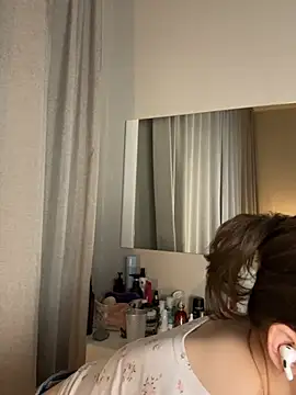 yoyogirlx online show from May 13, 2026, 1:51 pm