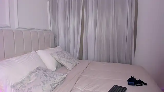 Snapshot of KaliBloom chatting on December 17, 2025, 11:32 pm KaliBloom online show from December 17, 2025, 11:32 pm