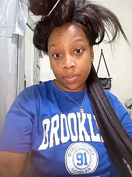 Snapshot of NayraMoon_ chatting on November 22, 2025, 3:27 am NayraMoon online show from November 22, 2025, 3:27 am