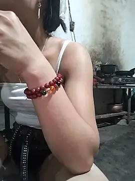 gugu0022 online show from April 13, 2026, 12:31 pm