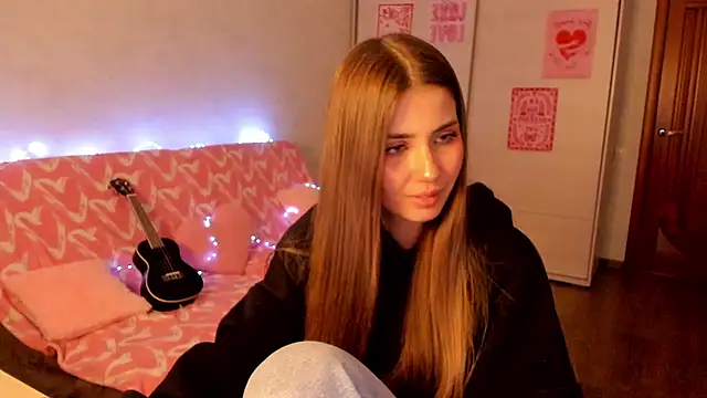 Snapshot of Aurora_Glow21 chatting on May 3, 2026, 12:20 pm Aurora Glow21 online show from May 3, 2026, 12:20 pm