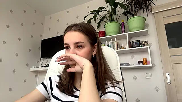 SweetieKatie online show from November 19, 2025, 9:31 am