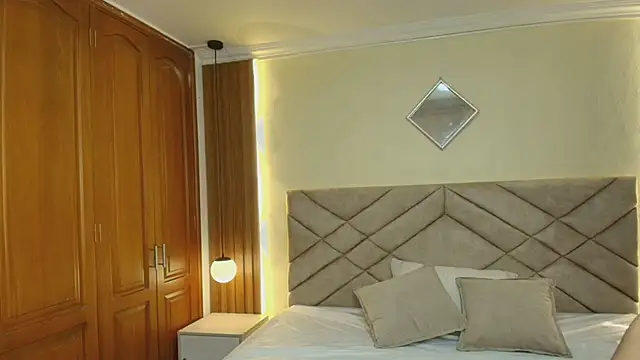 Snapshot of Laracooper_ chatting on February 5, 2026, 8:04 pm Laracooper online show from February 5, 2026, 8:04 pm