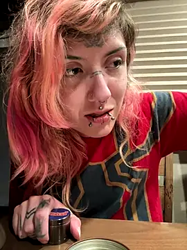 needlefaceUwU online show from November 22, 2025, 8:35 am