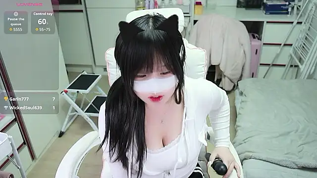kimhyeona2005 online show from June 30, 2026, 11:32 am