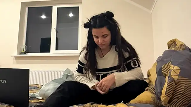 ArielleLeitao online show from November 14, 2025, 3:05 pm