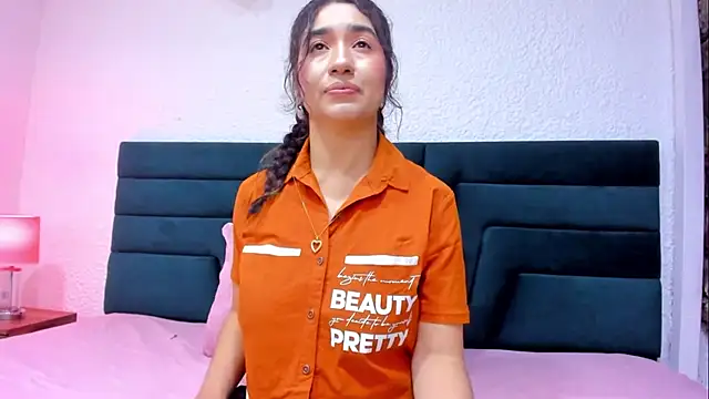 Snapshot of VictoriaRouge_ chatting on June 3, 2026, 8:24 pm VictoriaRouge online show from June 3, 2026, 8:24 pm