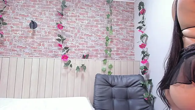 Snapshot of SarahSaenz_ chatting on November 25, 2025, 11:43 am SarahSaenz online show from November 25, 2025, 11:43 am