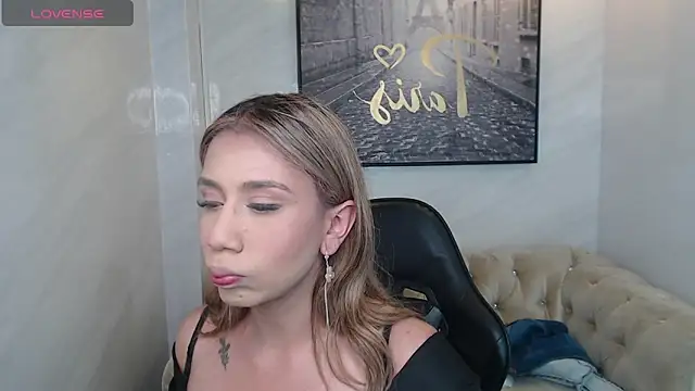 Evy Luxx v online show from May 31, 2026, 3:23 am