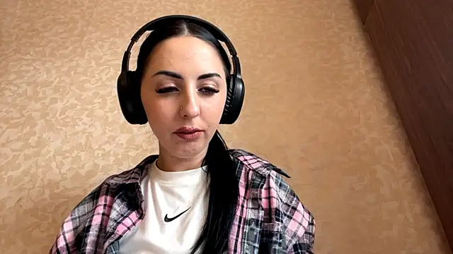 Snapshot of CindyFlowers chatting on November 15, 2025, 9:24 am CindyFlowers online show from November 15, 2025, 9:24 am