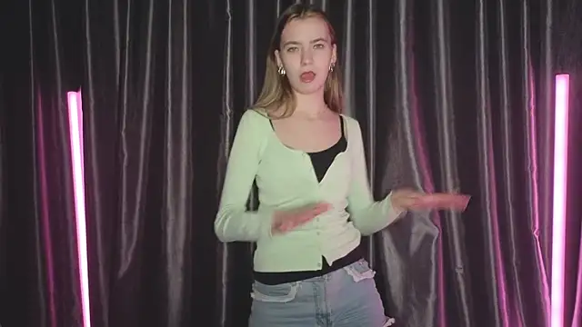 RochelCozzi online show from November 25, 2025, 8:20 pm