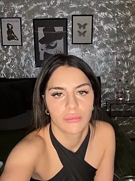 DeineJulia online show from November 27, 2025, 7:14 pm