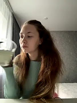 Snapshot of Holy_Poly chatting on December 4, 2025, 8:24 am Holy Poly online show from December 4, 2025, 8:24 am