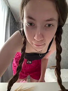 Snapshot of Holy_Poly chatting on December 18, 2025, 8:30 am Holy Poly online show from December 18, 2025, 8:30 am