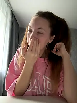 Snapshot of Holy_Poly chatting on December 5, 2025, 8:24 am Holy Poly online show from December 5, 2025, 8:24 am