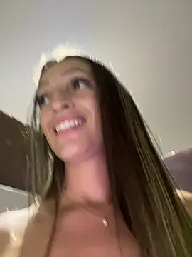 Snapshot of BelleRune chatting on April 8, 2026, 11:28 pm BelleRune online show from April 8, 2026, 11:28 pm